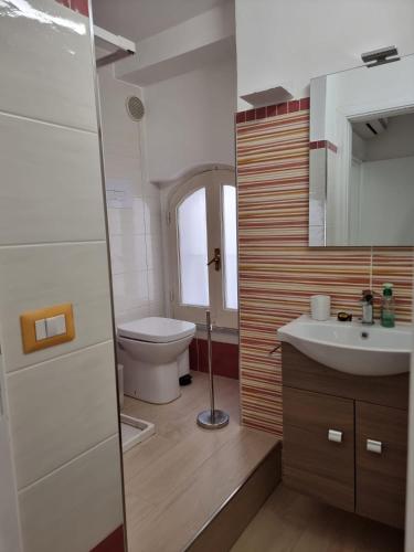 a bathroom with a toilet and a sink at Domus Deva in Cefalù