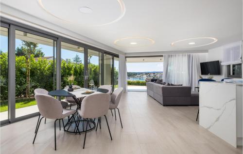 Χώρος καθιστικού στο 3 Bedroom Beach Front Apartment In Krk