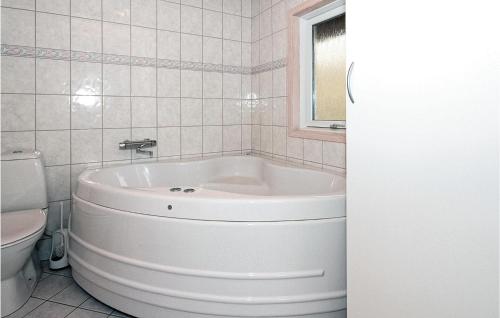 eine weiße Badewanne im Bad mit WC in der Unterkunft Holiday Home Hvide Sande 32 in Havrvig