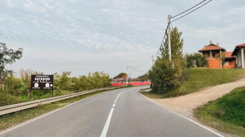 an empty road with a sign on the side at Prenoćište Katarina JUGOVO in Smederevo