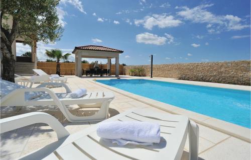 Bazén v ubytovaní Holiday Home Pridraga With Outdoor Swimming Pool 183 alebo v jeho blízkosti
