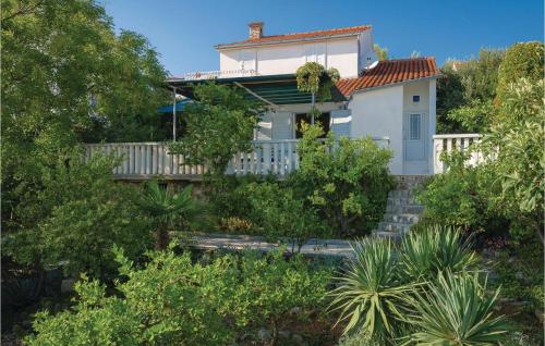 Vonkajšia záhrada v ubytovaní Holiday Home Okrug Gornji With Sea View 06