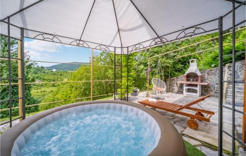a hot tub in a house with a view at Awesome Home In Dragovanscak With Sauna in Slavetić