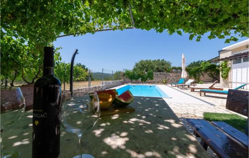 Bazén v ubytování Holiday Home Obrovac I nebo v jeho okolí