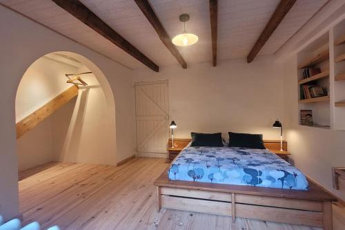 une chambre avec un lit avec une couette bleue dans l'établissement maison idéale pour vos vacances, à Vaison-la-Romaine