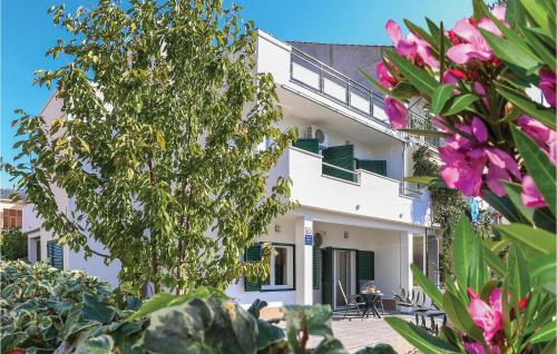 Amazing Apartment In Kastel Stari With Wifi
