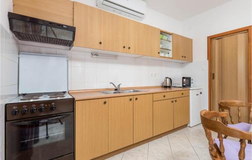 2 Bedroom Cozy Apartment In Lovran