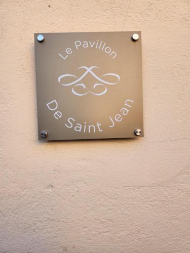 a sign on the side of a wall with the olympics at Séjour mexicain cosy & romantique - CommeChezSoi in Avignon