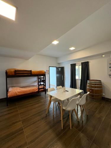 a room with a table and two bunk beds at ALPACA DEPARTAMENTOS in Cafayate