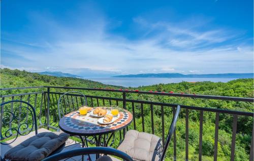 stół i krzesła na balkonie z widokiem w obiekcie Cozy Apartment In Labin With Sauna w mieście Labin