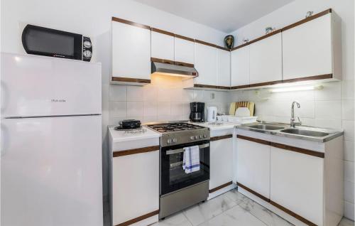 2 Bedroom Beautiful Apartment In Pula