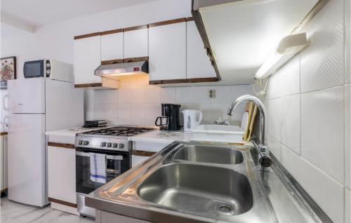 2 Bedroom Beautiful Apartment In Pula
