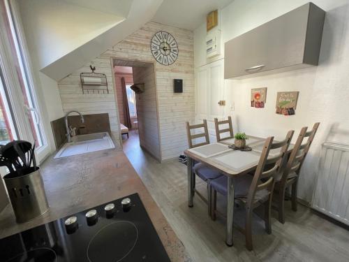 a kitchen and dining room with a table and chairs at Appartement chaleureux et cosy in Le Mont-Dore