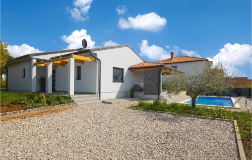Bazén v ubytovaní 3 Bedroom Awesome Home In Novigrad alebo v jeho blízkosti