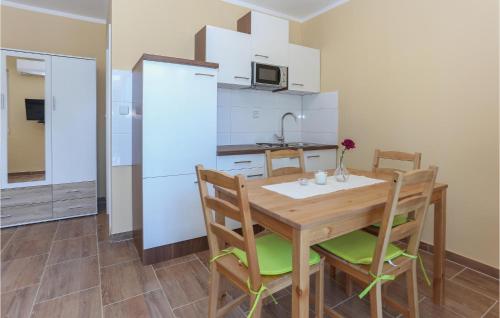 Amazing Apartment In Kastel Stari With Wifi
