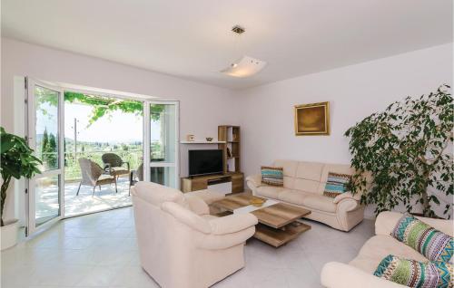 ein Wohnzimmer mit zwei Sofas und einem Tisch in der Unterkunft Three-Bedroom Holiday Home In Orasac in Orasac