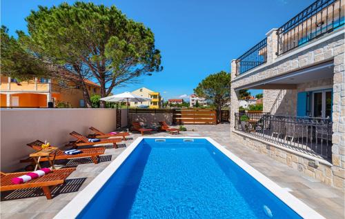 Bazén v ubytování Pet Friendly Home In Privlaka nebo v jeho okolí