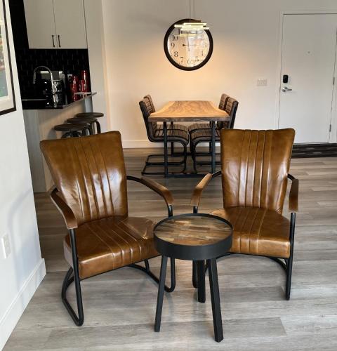 a table and two chairs and a table and a table at Joli condo en basse-ville - Parking gratuit 309357 in Quebec City