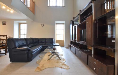 Μια τηλεόραση ή/και κέντρο ψυχαγωγίας στο Amazing Home In Fierville-Les-Mines
