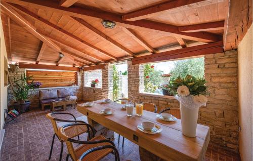 Χώρος καθιστικού στο Gorgeous Home In Krnica With Wifi