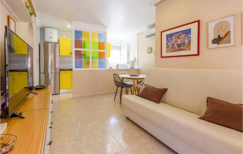 salon z kanapą i stołem w obiekcie Cozy Apartment In Torrevieja With Wifi w mieście Torrevieja