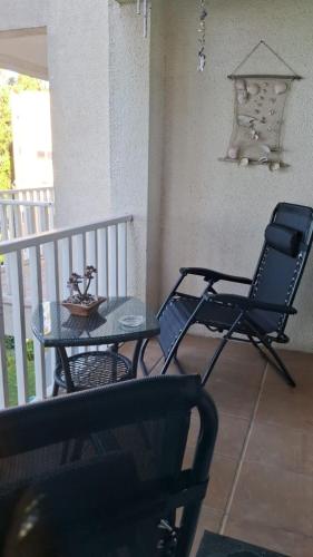 a balcony with a chair and a table on a porch at Bahia Pelícanos Horcón depto. en primera línea in Puchuncaví