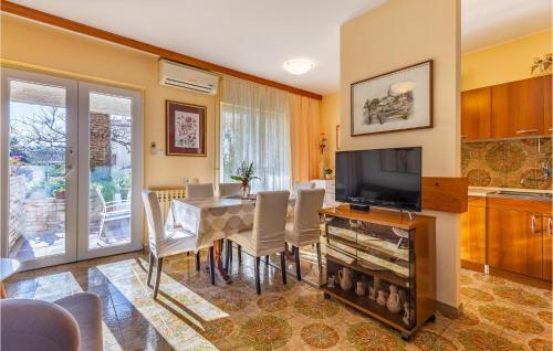 2 Bedroom Beach Front Apartment In Pula