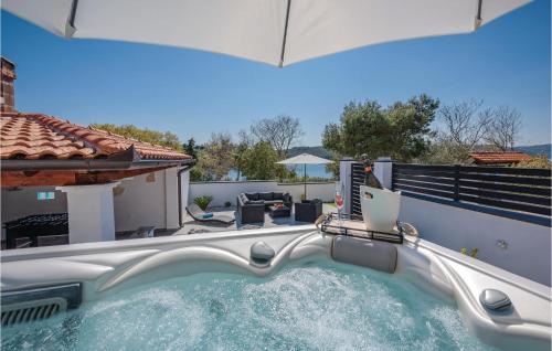 Bazén v ubytování Holiday Home Tunarica Ii nebo v jeho okolí