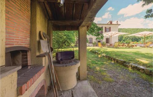 an outdoor grill on the side of a house at Rosavita in Chianni