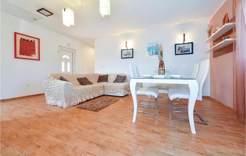 Three-Bedroom Holiday Home In Sibenik