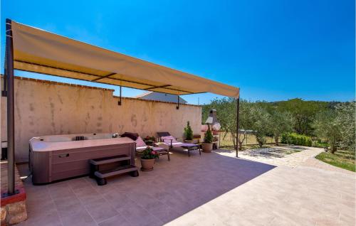 Balkoni atau teres di Awesome Home In Mundanije With Wifi