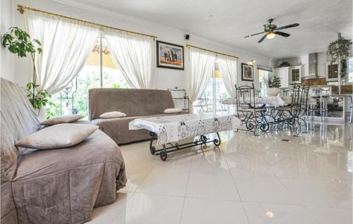 un salon avec un canapé et une table dans l'établissement La Cle De Sol, à Les Adrets-de-l'Estérel