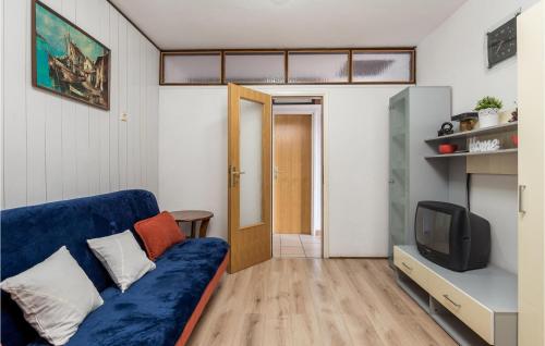 Televízia a/alebo spoločenská miestnosť v ubytovaní Cozy Apartment In Senj With Wifi