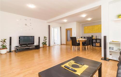 Televízia a/alebo spoločenská miestnosť v ubytovaní Holiday Home Valtura Xlvii