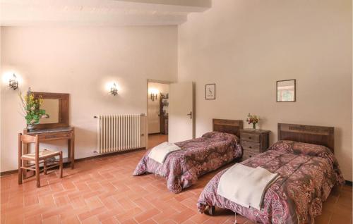a hotel room with two beds and a desk at Rosavita in Chianni