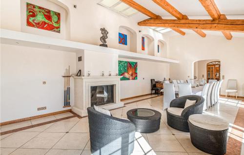 Χώρος καθιστικού στο Stunning Home In Les Adrets-De-L'estére