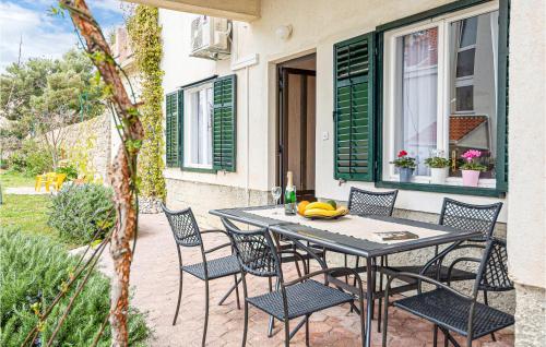 1 Bedroom Beach Front Apartment In Podstrana