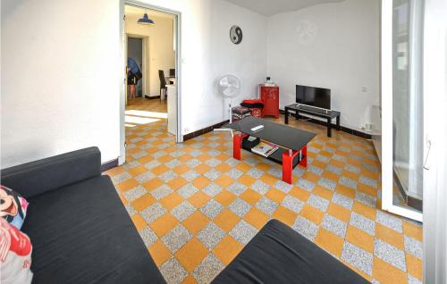 un salon avec un canapé et une table dans l'établissement 2 Bedroom Pet Friendly Home In Ruoms, à Ruoms