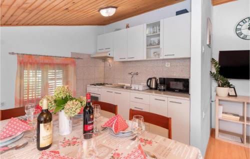 2 Bedroom Cozy Apartment In Novi Vinodolski