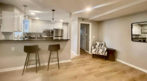 Η κουζίνα ή μικρή κουζίνα στο Joslyn 12-Newly remodeled 1 BDRM