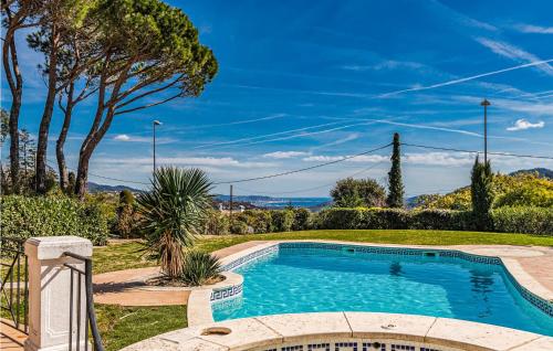 Πισίνα στο ή κοντά στο Stunning Home In Les Adrets-De-L'estére