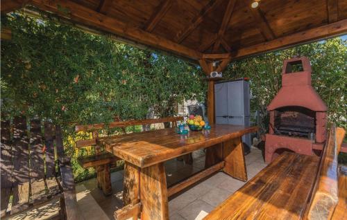 2 Bedroom Lovely Apartment In Nedescina