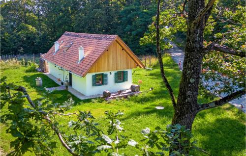 a small house in a field with a tree at Kellerstoeckl In Strem in Strem