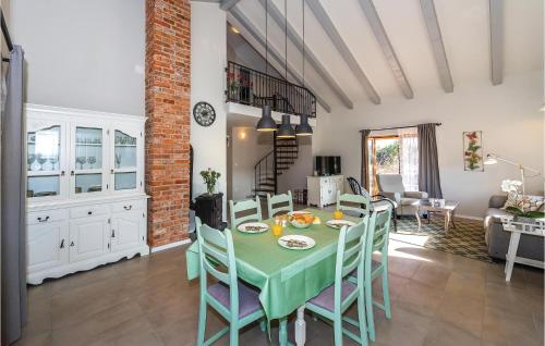 Posedenie v ubytovaní 4 Bedroom Nice Home In Vodice