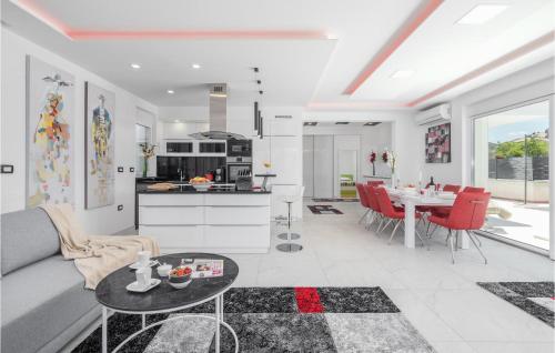 Stunning Home In Porec
