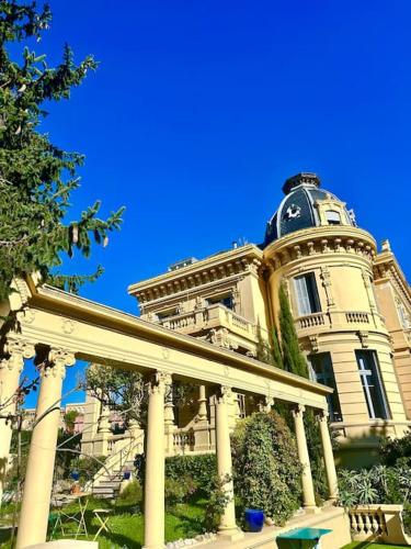 un bâtiment avec une horloge en haut dans l'établissement Appartement exceptionnel belle époque avec grande terrasse plein sud, à Nice