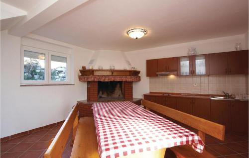 kuchnia ze stołem i kominkiem w obiekcie Apartment Plomin Iv w mieście Plomin