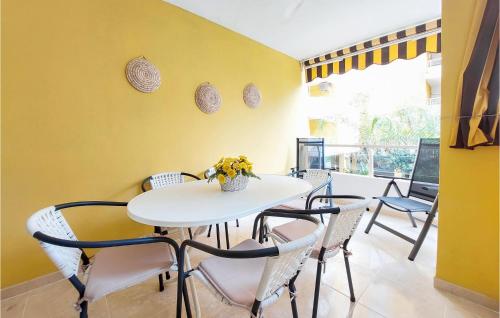 Χώρος καθιστικού στο Nice Apartment In Canet D'en Berenguer