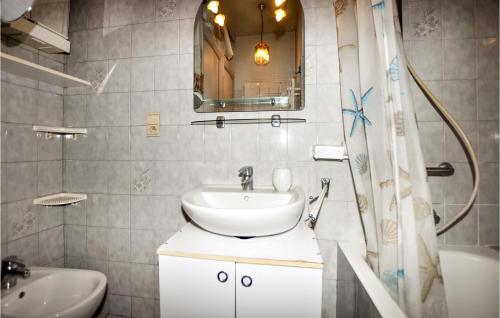 Bilik mandi di Beautiful Home In Cabestany With Wifi
