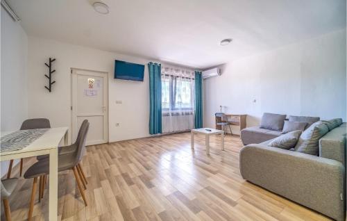 Posezení v ubytování 1 Bedroom Lovely Apartment In Rakovica